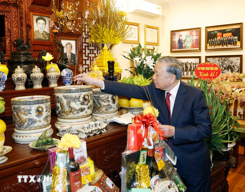 Tổng Bí thư Tô Lâm thắp hương tưởng niệm Tổng Bí thư Lê Khả Phiêu. (Ảnh: Thống Nhất/TTXVN)