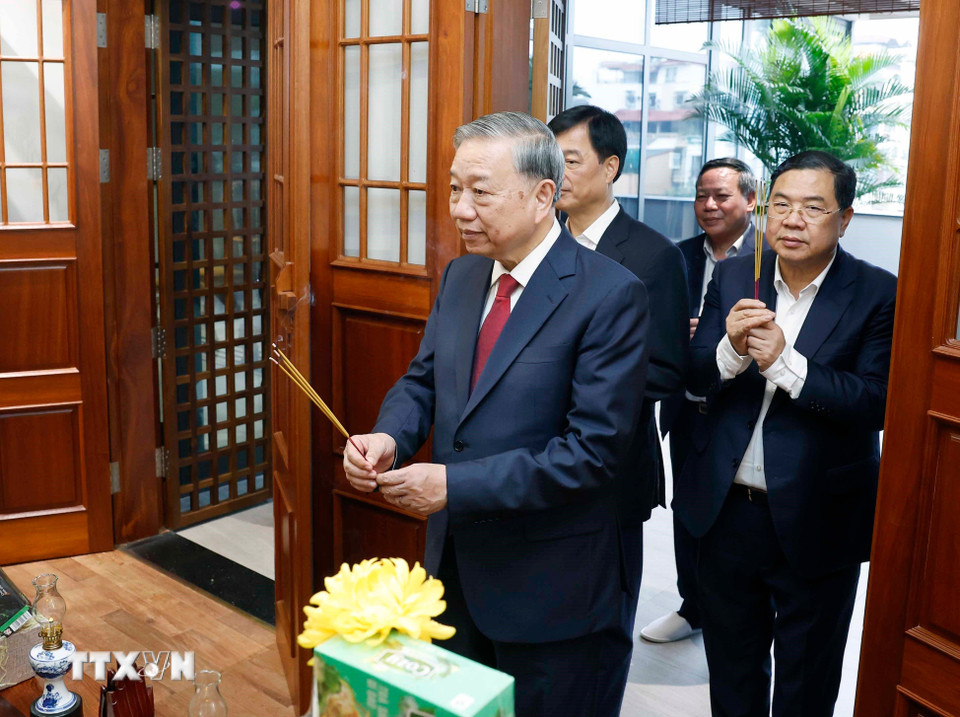 Tổng Bí thư Tô Lâm thắp hương tưởng niệm Tổng Bí thư Nguyễn Phú Trọng. (Ảnh: Thống Nhất/TTXVN)