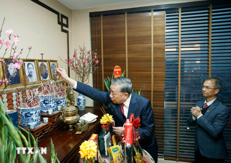 Tổng Bí thư Tô Lâm thắp hương tưởng niệm Tổng Bí thư Trường Chinh. (Ảnh: Thống Nhất/TTXVN)
