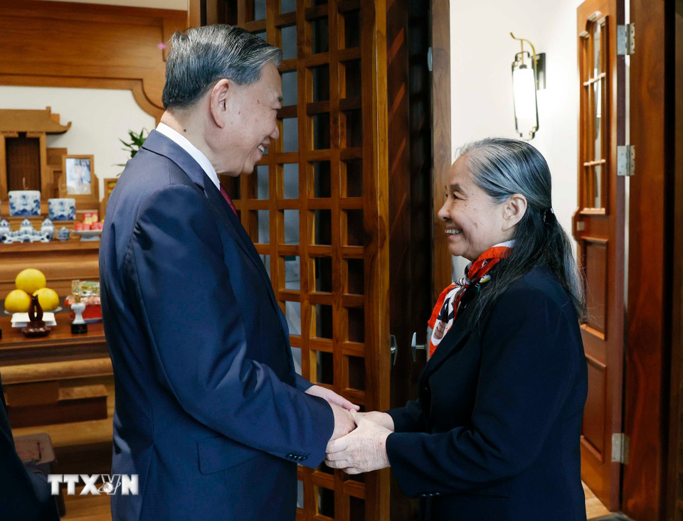 Tổng Bí thư Tô Lâm thăm hỏi Phu nhân Tổng Bí thư Nguyễn Phú Trọng. (Ảnh: Thống Nhất/TTXVN)