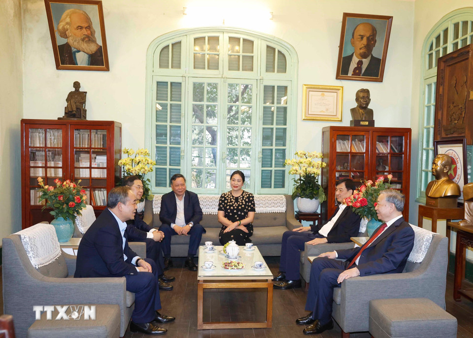 Tổng Bí thư Tô Lâm thăm hỏi thân nhân Tổng Bí thư Lê Duẩn. (Ảnh: Thống Nhất/TTXVN)