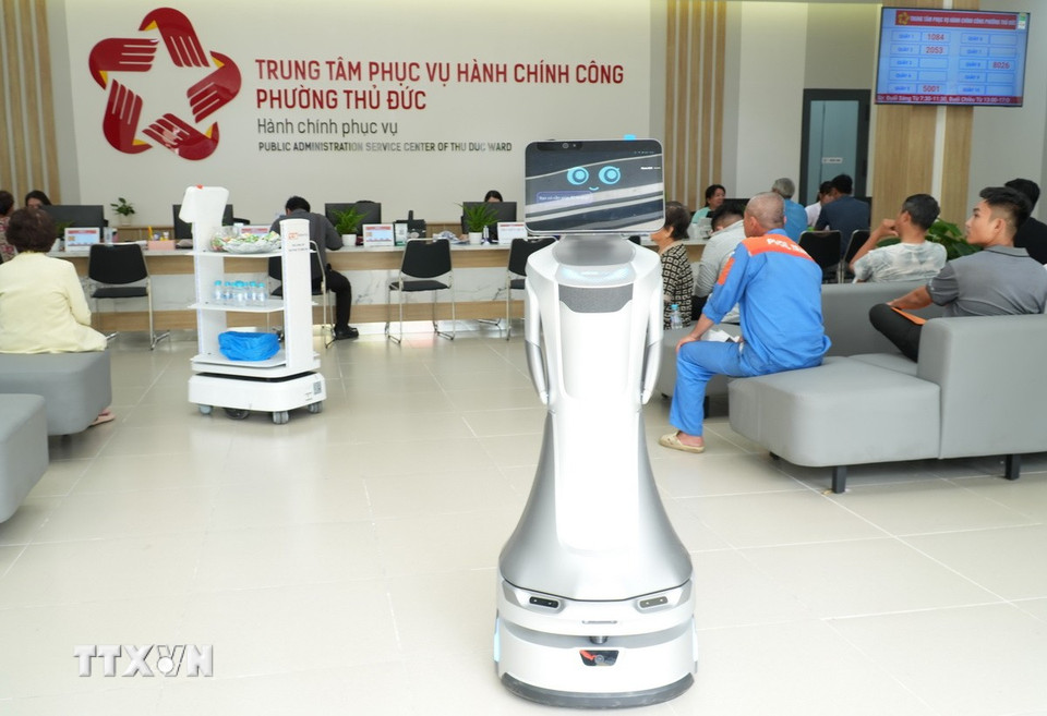 Trung tâm Hành chính công phường Thủ Đức thử nghiệm 2 robot lễ tân phục vụ người dân. (Ảnh: Hữu Duyên/TTXVN)