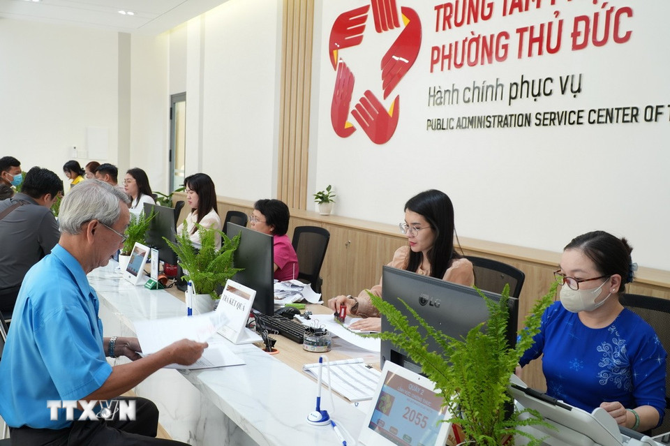 Môi trường làm việc thân thiện, công chức tận tình là những thay đổi tích cực trong nền hành chính công phục vụ. (Ảnh: Hữu Duyên/TTXVN)