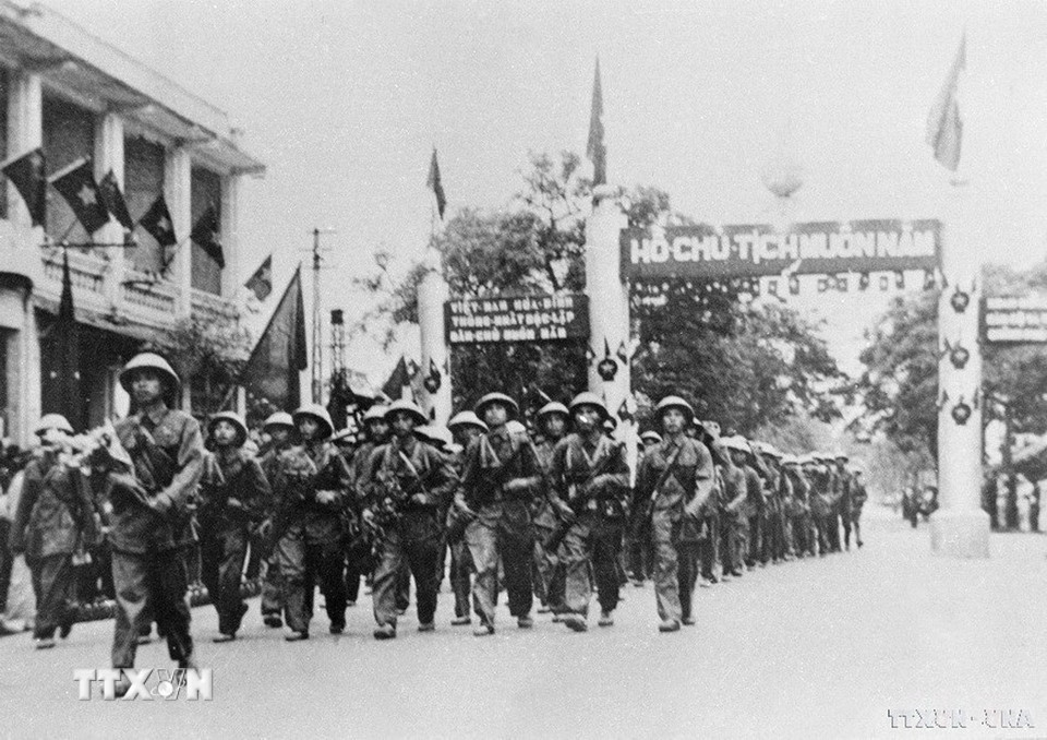 Trước sự mong chờ của nhân dân Thủ đô, sáng 10/10/1954, cánh quân của Đại đoàn 308 Quân Tiên Phong từ các cửa ô tiến vào tiếp quản Thủ đô. (Ảnh: Tư liệu TTXVN)