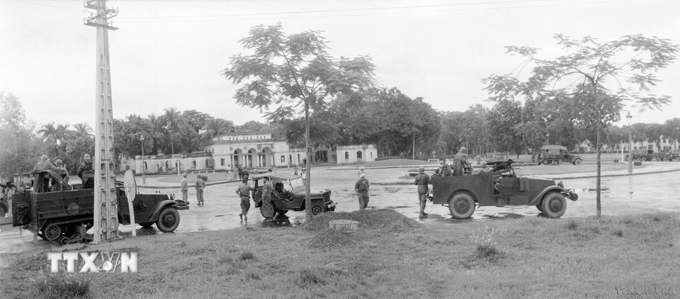Sáng 9/10/1954, quân Pháp tập trung các phương tiện cơ giới trước vườn hoa Ba Đình để rút khỏi Hà Nội. (Ảnh: Tư liệu TTXVN)