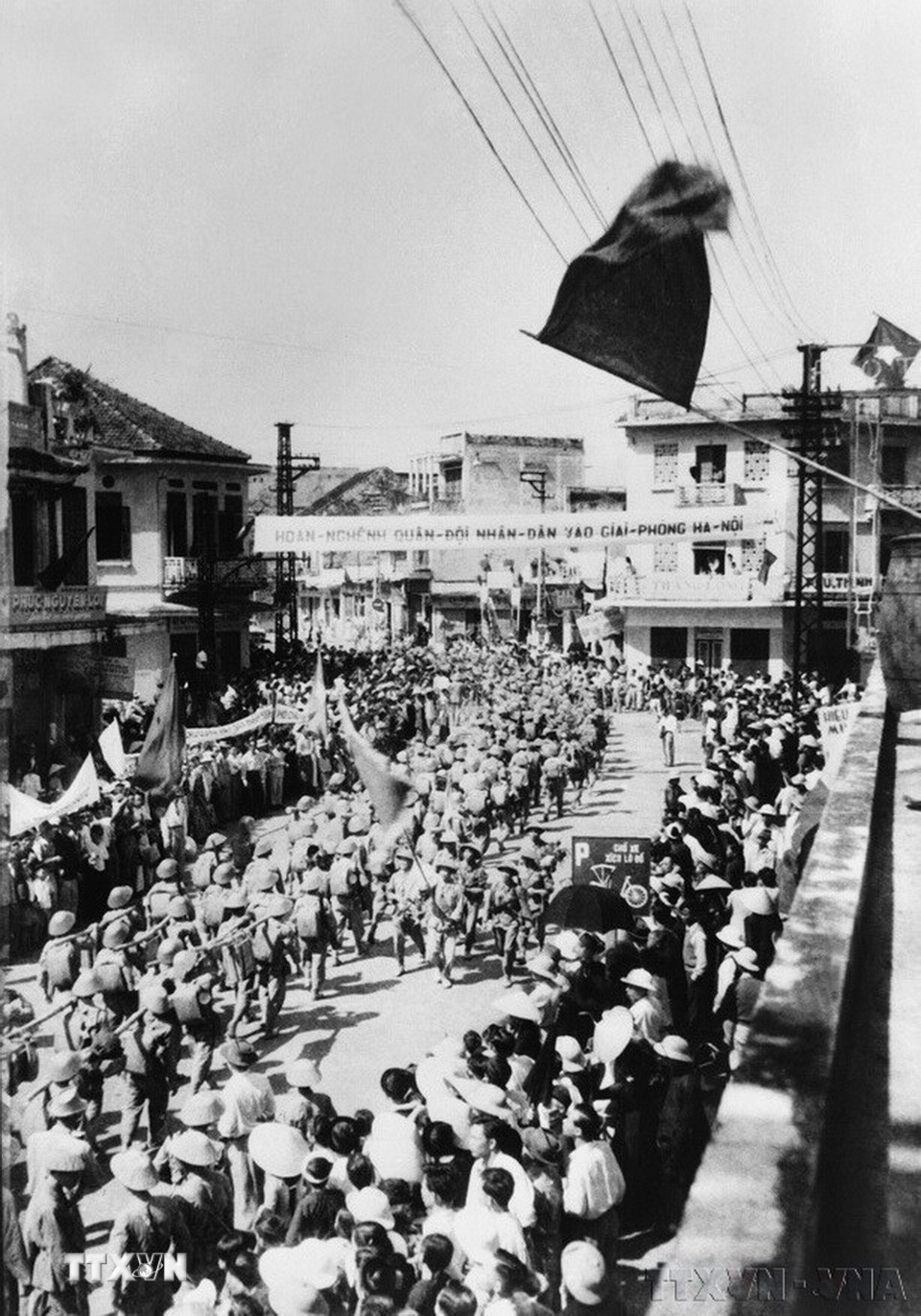 Các đơn vị bộ binh của quân ta tiến qua phố Hàng Gai vào tiếp quản Thủ đô, sáng 10/10/1954. (Ảnh: Tư liệu TTXVN)