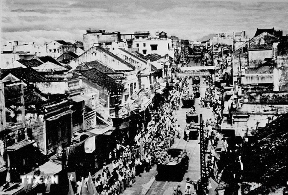 Nhân dân nhiệt liệt đón chào lực lượng cơ giới Quân đội nhân dân Việt Nam tiến vào trong ngày tiếp quản Thủ đô, sáng 10/10/1954. (Ảnh: Tư liệu TTXVN)