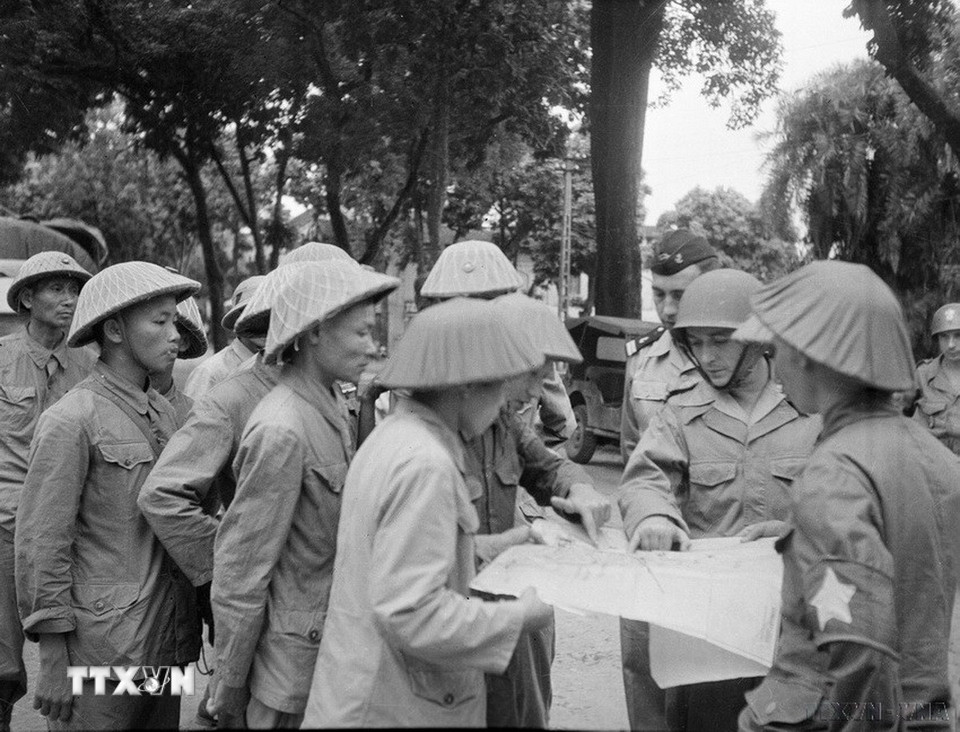 Chiến sỹ Quân đội nhân dân Việt Nam tiếp quản các công sở từ quân Pháp trong ngày 9/10/1954. (Ảnh: Tư liệu TTXVN)