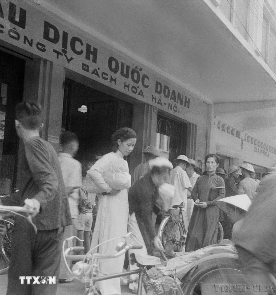 Người dân đến mua sắm tại các cửa hàng mậu dịch quốc doanh sau khi thủ đô được giải phóng (1954). (Ảnh: Tư liệu TTXVN)