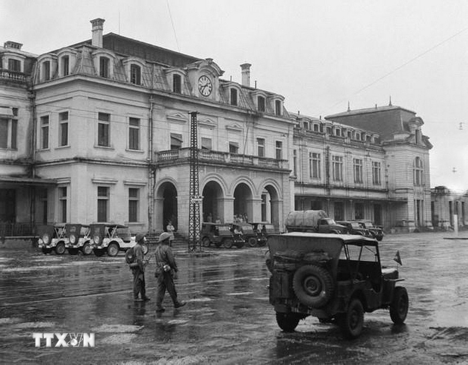 Sáng 9/10/1954, Quân đội nhân dân Việt Nam theo nhiều đường, từ ngoại thành tiến vào Hà Nội, lần lượt tiếp quản ga Hàng Cỏ, Phủ Toàn quyền cũ, khu Đồn Thủy, khu Bờ Hồ, Bắc Bộ phủ. Trong ảnh: Chiến sỹ Quân đội nhân dân Việt Nam tiếp quản ga Hàng Cỏ, ngày 9/10/1954. (Ảnh: Tư liệu TTXVN phát)