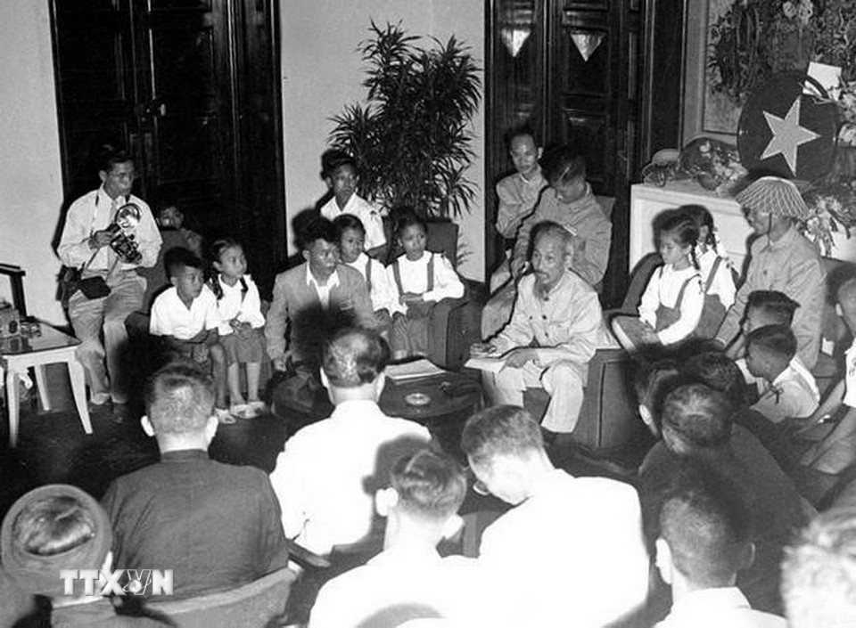 Chủ tịch Hồ Chí Minh tiếp các đại biểu nhân dân Thủ đô, ngày 16/10/1954. (Ảnh: Tư liệu TTXVN)