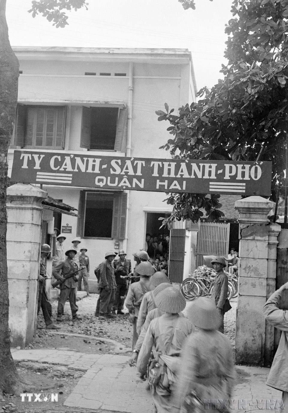 Một đơn vị Quân đội nhân dân Việt Nam tiếp quản Ty Cảnh sát ở phố Hàng Đậu, ngày 9/10/1954. (Ảnh: Tư liệu TTXVN)