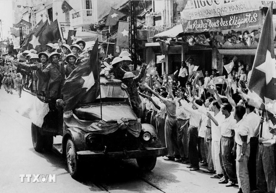 Sáng 10/10/1954, các cánh quân của Đại đoàn Quân Tiên Phong từ các cửa ô tiến vào tiếp quản Thủ đô được giải phóng trong rừng cờ hoa đón chào của 20 vạn người dân Hà Nội. (Ảnh: Tư liệu TTXVN)