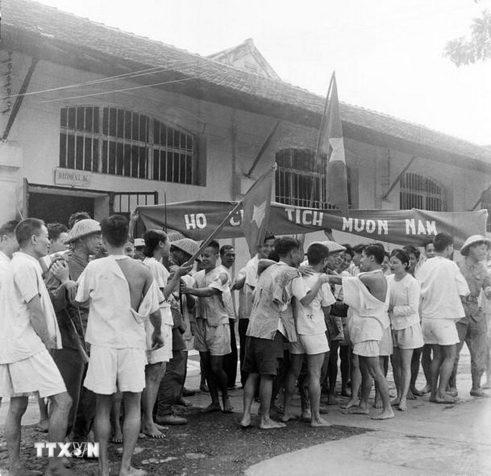 Sáng 9/10/1954, Quân đội nhân dân Việt Nam theo nhiều đường, từ ngoại thành tiến vào Hà Nội, lần lượt tiếp quản ga Hàng Cỏ, Phủ Toàn quyền cũ, khu Đồn Thủy, khu Bờ Hồ, Bắc Bộ phủ... Trong ảnh: Niềm vui của các chiến sỹ cách mạng bị quân Pháp bắt giữ tại nhà tù Hỏa Lò khi gặp các chiến sỹ Quân đội nhân dân Việt Nam tới tiếp quản nhà tù này, ngày 9/10/1954. (Ảnh: Tư liệu TTXVN)