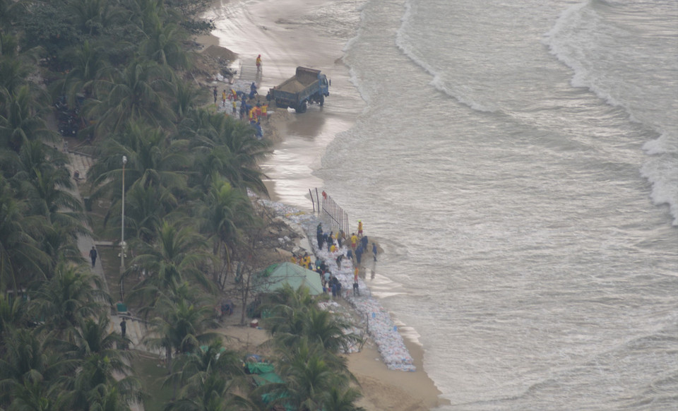 Bờ biển Mỹ Khê (quận Sơn Trà, thành phố Đà Nẵng) đang bị xâm thực nghiêm trọng. (Ảnh: Văn Dũng/TTXVN)