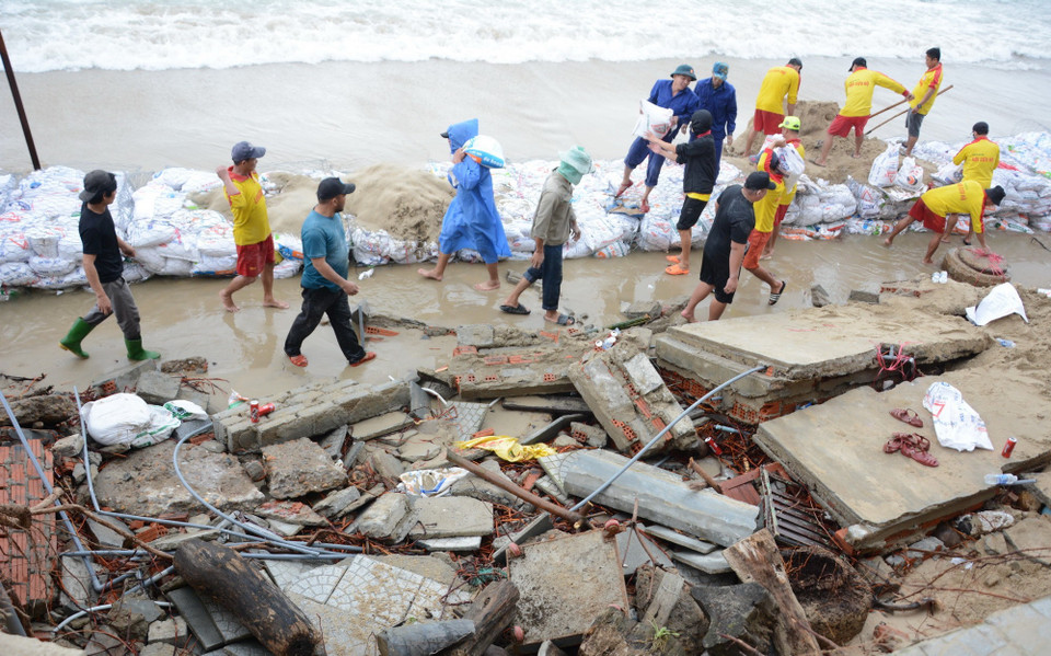 Vị trí sạt lở thì nặng nhất là đoạn hơn 100m ở bờ biển Mỹ Khê, phường Phước Mỹ, quận Sơn Trà. (Ảnh: Văn Dũng/TTXVN)