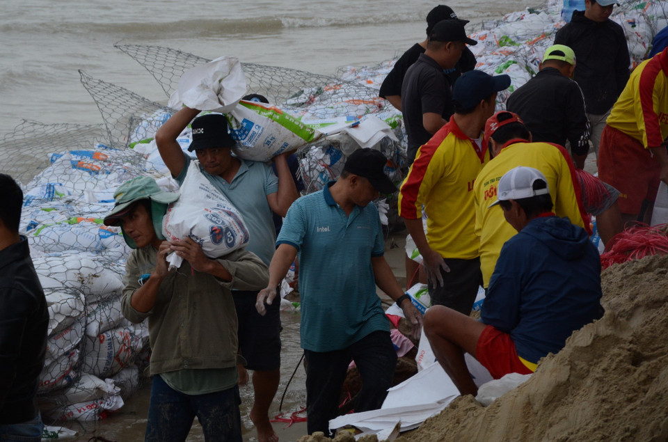Đà Nẵng huy động hơn 200 nhân lực khẩn trương làm kè tạm chắn sóng, ngăn không cho sóng biển tiếp tục đánh vào bờ. (Ảnh: Văn Dũng/TTXVN)