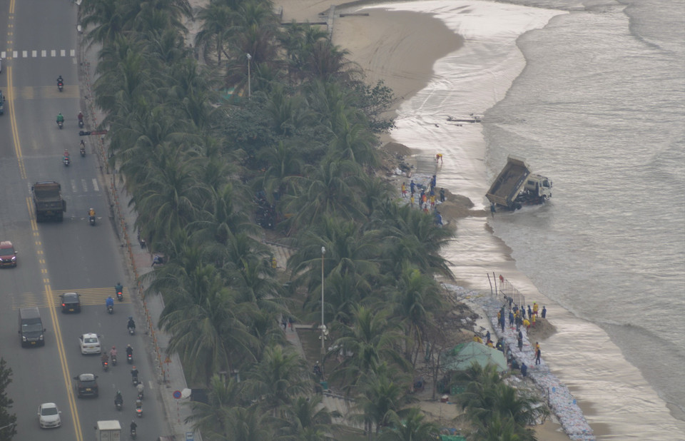 Bờ biển Mỹ Khê (quận Sơn Trà, thành phố Đà Nẵng) đang bị xâm thực nghiêm trọng. (Ảnh: Văn Dũng/TTXVN)