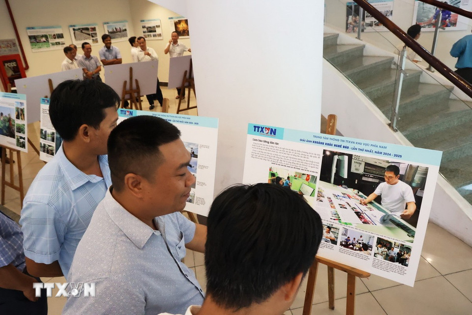 Giải ảnh Khoảnh khắc nghề báo lần thứ nhất, năm 2024 - 2025 là một trong các hoạt động của Trung tâm Thông tin Thông tấn xã Việt Nam khu vực phía Nam hướng tới kỷ niệm 100 Ngày Báo chí Cách mạng Việt Nam. (Ảnh: Hồng Đạt/TTXVN)