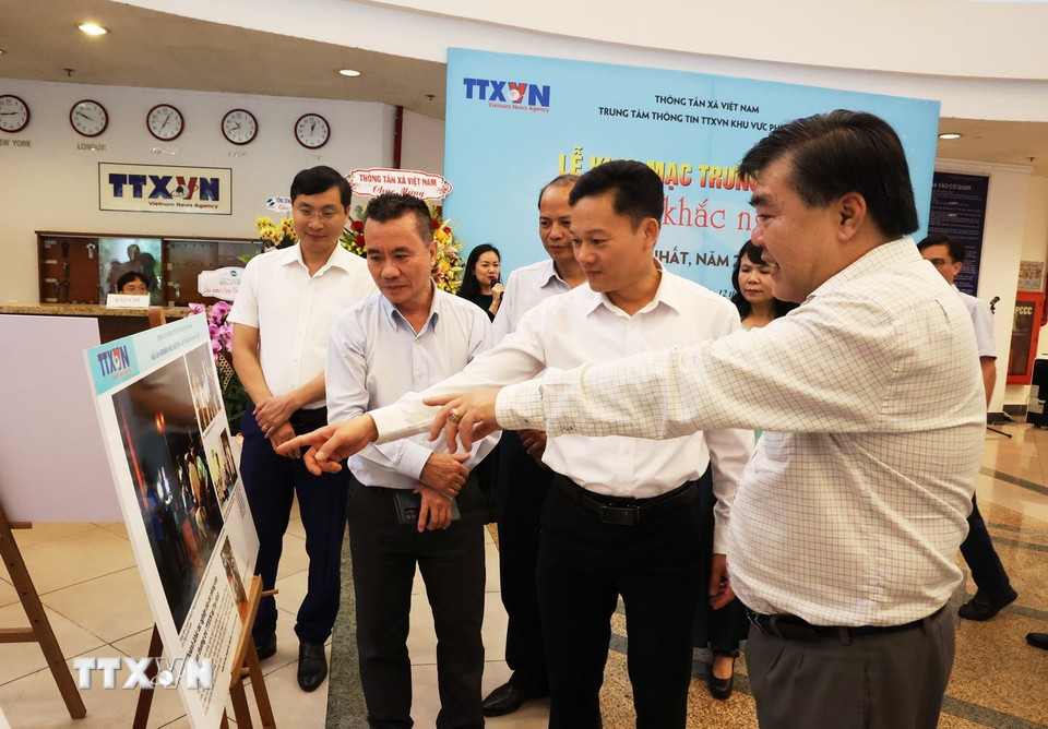 Đại biểu tham quan Trưng bày ảnh Khoảnh khắc nghề báo lần thứ nhất, năm 2024 - 2025. (Ảnh: Hồng Đạt/TTXVN)