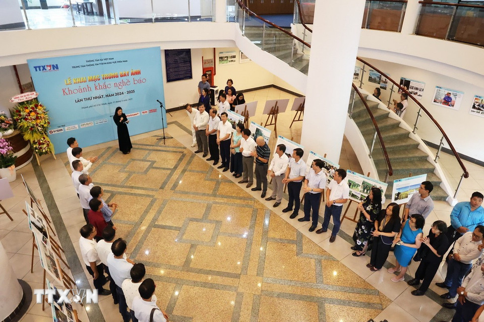 Lễ khai mạc Trưng bày ảnh và trao Giải ảnh Khoảnh khắc nghề báo lần thứ nhất, năm 2024 - 2025 tại Trung tâm Thông tin Thông tấn xã Việt Nam khu vực phía Nam. (Ảnh: Hồng Đạt/TTXVN)