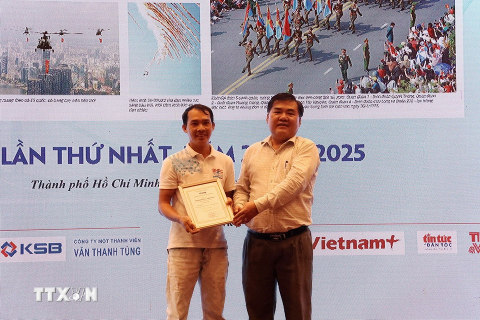 Tác giả Lê Mạnh Linh, Báo Tin tức và Dân tộc, đạt giải A giải Khoảnh khắc nghề báo lần thứ nhất, năm 2024 - 2025. (Ảnh: Hồng Đạt/TTXVN)