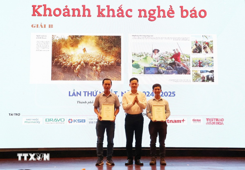 Trao giải cho các tác giả đoạt giải B Giải ảnh Khoảnh khắc nghề báo lần thứ nhất, năm 2024 - 2025. (Ảnh: Hồng Đạt/TTXVN)