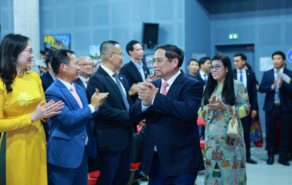 Thủ tướng Phạm Minh Chính và Phu nhân đến buổi gặp cộng đồng người Việt Nam tại pháp. (Ảnh: Dương Giang/TTXVN)