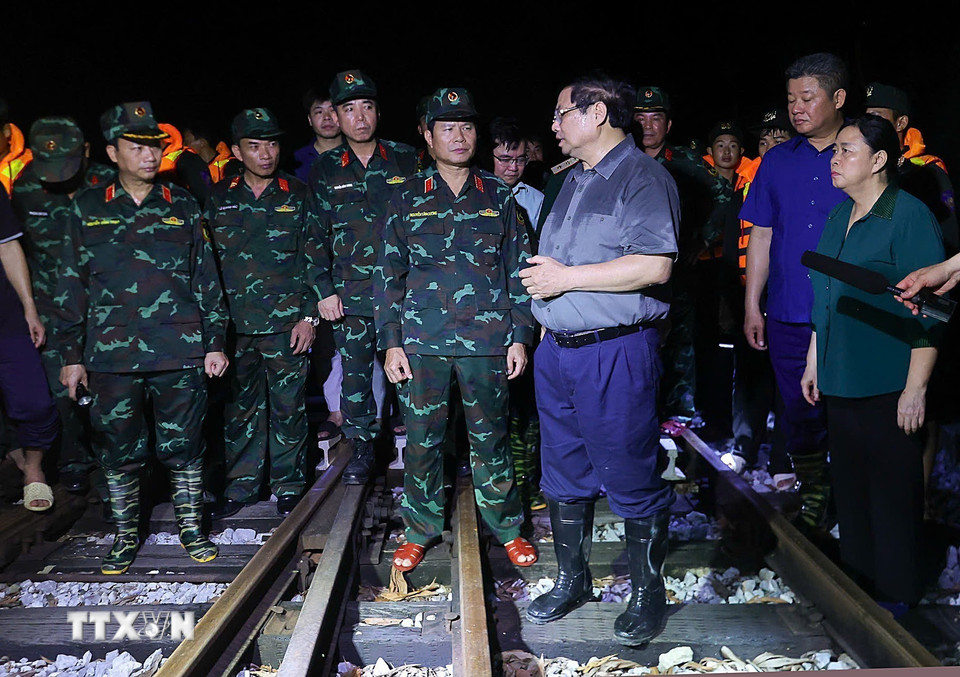 Thủ tướng Phạm Minh Chính kiểm tra tuyến đường sắt bị sạt lở do ảnh hưởng của lũ trên sông Cầu. (Ảnh: Dương Giang/TTXVN)