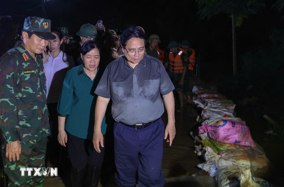 Thủ tướng Phạm Minh Chính kiểm tra tình hình gia cố tuyến đê hữu Cầu đoạn qua xã Đa Phúc. (Ảnh: Dương Giang/TTXVN)