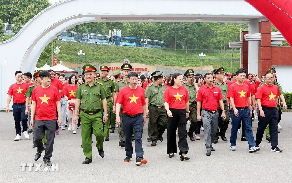 Hơn 5.000 người dân Phú Thọ hưởng ứng sự kiện “Cùng Việt Nam tiến bước” (Ảnh: Tạ Toàn/TTXVN)