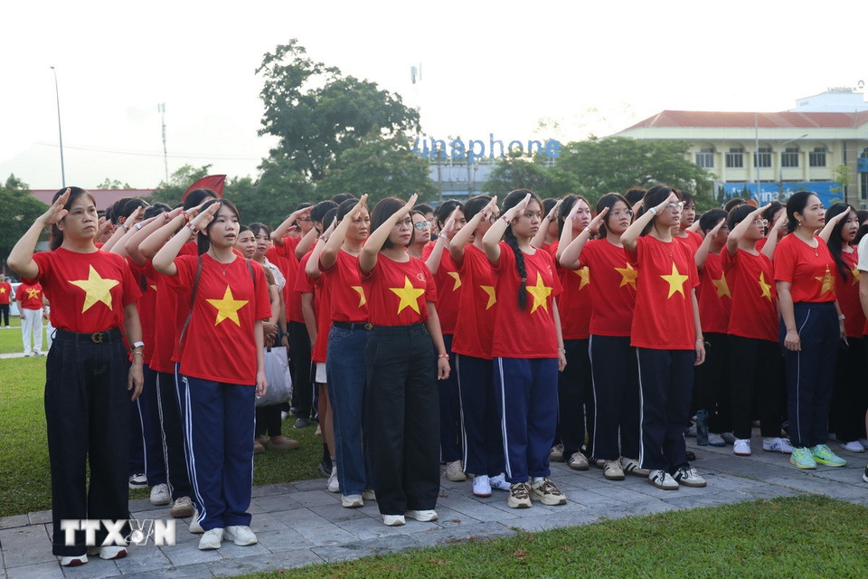 Người dân Tuyên Quang đồng loạt khoác lên mình áo đỏ sao vàng, hát Quốc ca và cùng tiến bước vì một Việt Nam đoàn kết. (Ảnh: Quang Cường/TTXVN)