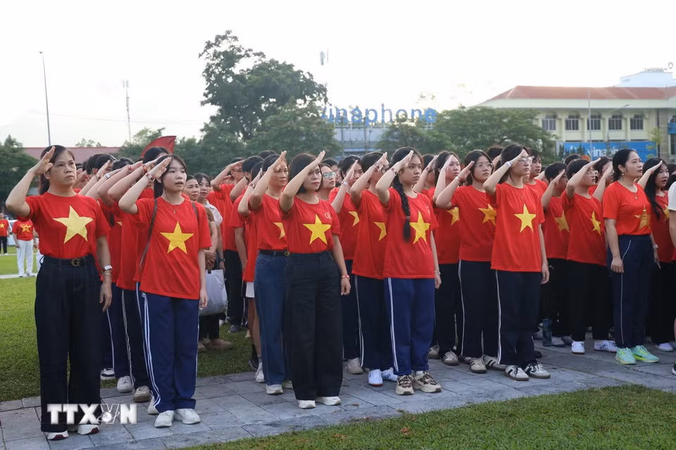 Người dân Tuyên Quang đồng loạt khoác lên mình áo đỏ sao vàng, hát Quốc ca và cùng tiến bước vì một Việt Nam đoàn kết. (Ảnh: Quang Cường/TTXVN)