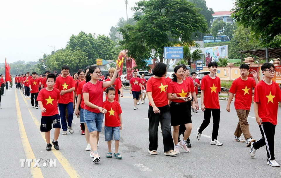 Hơn 5.000 cán bộ, chiến sỹ học sinh, sinh viên, người dân đồng hành đi bộ trên tuyến đường Nguyễn Tất Thành. (Ảnh: Tạ Toàn/TTXVN)