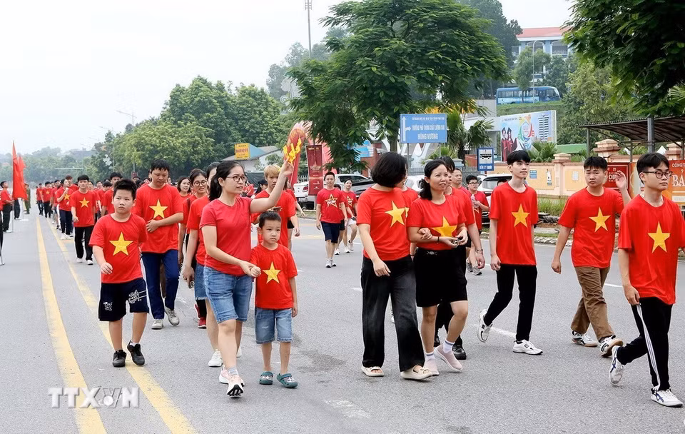 Hơn 5.000 cán bộ, chiến sỹ học sinh, sinh viên, người dân đồng hành đi bộ trên tuyến đường Nguyễn Tất Thành. (Ảnh: Tạ Toàn/TTXVN)