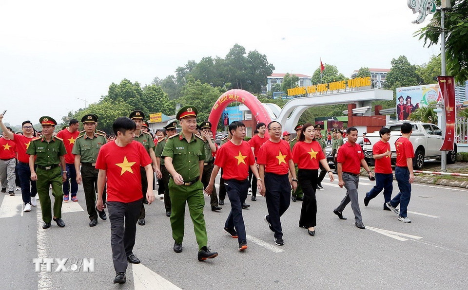 Hơn 5.000 cán bộ, chiến sỹ học sinh, sinh viên, người dân đồng hành đi bộ trên tuyến đường Nguyễn Tất Thành. (Ảnh: Tạ Toàn/TTXVN)