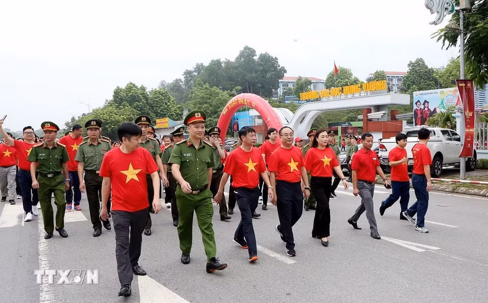Hơn 5.000 cán bộ, chiến sỹ học sinh, sinh viên, người dân đồng hành đi bộ trên tuyến đường Nguyễn Tất Thành. (Ảnh: Tạ Toàn/TTXVN)