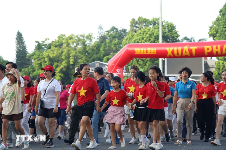 Người dân Tuyên Quang ở mọi lứa tuổi háo hức tham gia chương trình “Cùng Việt Nam tiến bước”. (Ảnh: Quang Cường/TTXVN)