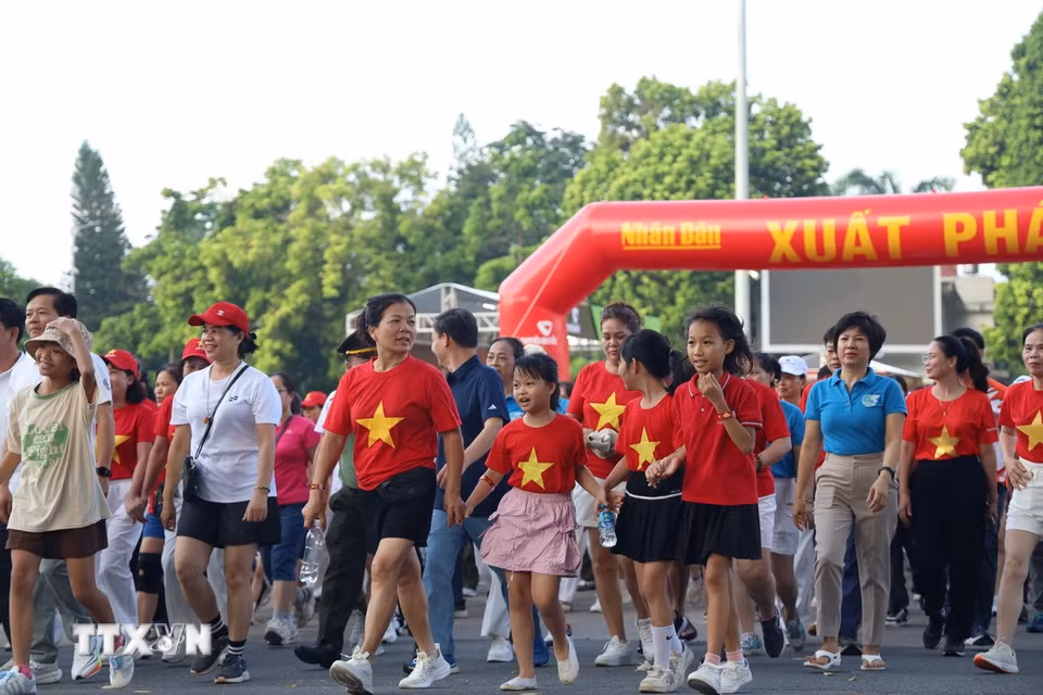 Người dân Tuyên Quang ở mọi lứa tuổi háo hức tham gia chương trình “Cùng Việt Nam tiến bước”. (Ảnh: Quang Cường/TTXVN)