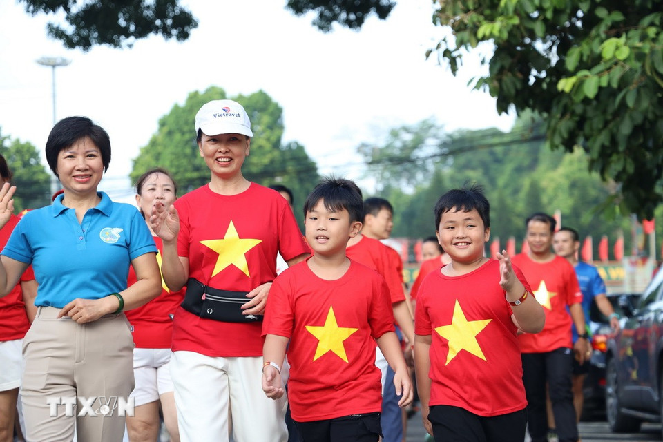 Người dân Tuyên Quang ở mọi lứa tuổi háo hức tham gia chương trình “Cùng Việt Nam tiến bước”. (Ảnh: Quang Cường/TTXVN)