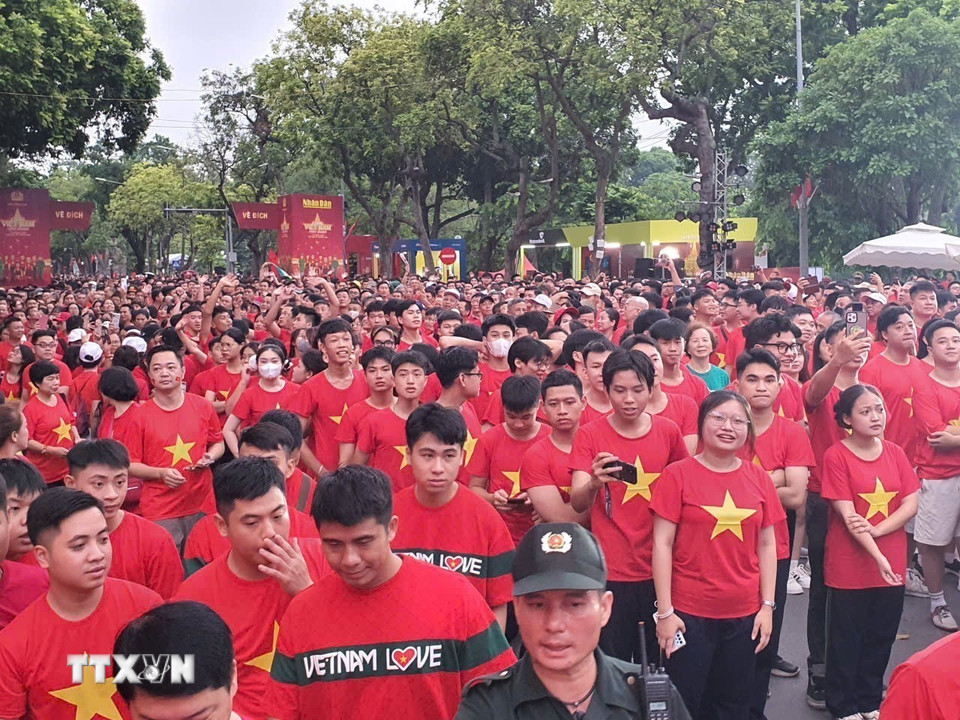 Người dân đi dự và cổ vũ lễ phát động chương trình đi bộ toàn quốc “Cùng Việt Nam tiến bước”. (Ảnh: Nguyễn Trọng Lịch/TTXVN)