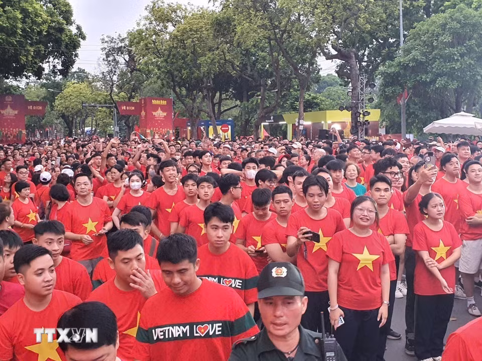 Người dân đi dự và cổ vũ lễ phát động chương trình đi bộ toàn quốc “Cùng Việt Nam tiến bước”. (Ảnh: Nguyễn Trọng Lịch/TTXVN)