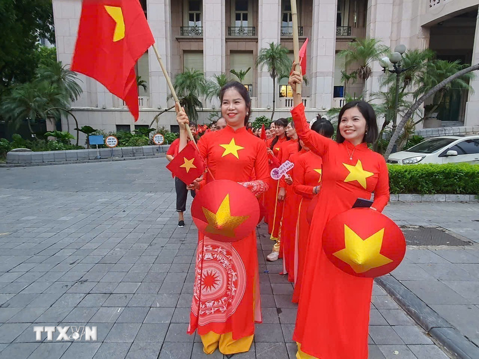 Người dân Hà Nội đi dự và cổ vũ lễ phát động chương trình đi bộ toàn quốc “Cùng Việt Nam tiến bước”. (Ảnh: Nguyễn Trọng Lịch/TTXVN)