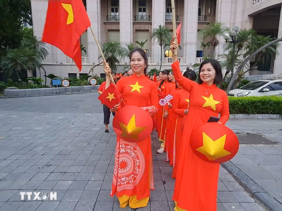 Người dân Hà Nội đi dự và cổ vũ lễ phát động chương trình đi bộ toàn quốc “Cùng Việt Nam tiến bước”. (Ảnh: Nguyễn Trọng Lịch/TTXVN)