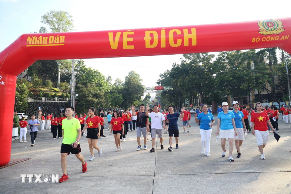 Người dân Tuyên Quang vui mừng về đích tại chương trình “Cùng Việt Nam tiến bước”. (Ảnh: Quang Cường/TTXVN)