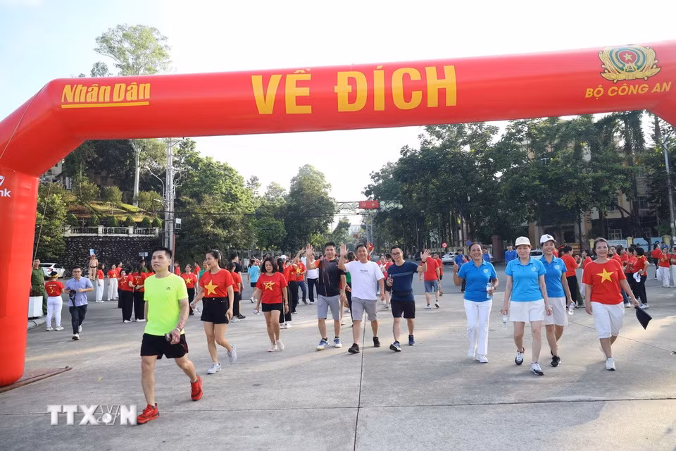Người dân Tuyên Quang vui mừng về đích tại chương trình “Cùng Việt Nam tiến bước”. (Ảnh: Quang Cường/TTXVN)