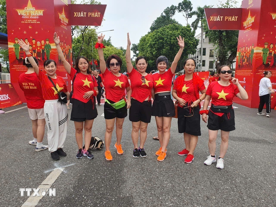 Người dân tham gia chương trình đi bộ toàn quốc “Cùng Việt Nam tiến bước”. (Ảnh: Nguyễn Trọng Lịch/TTXVN)