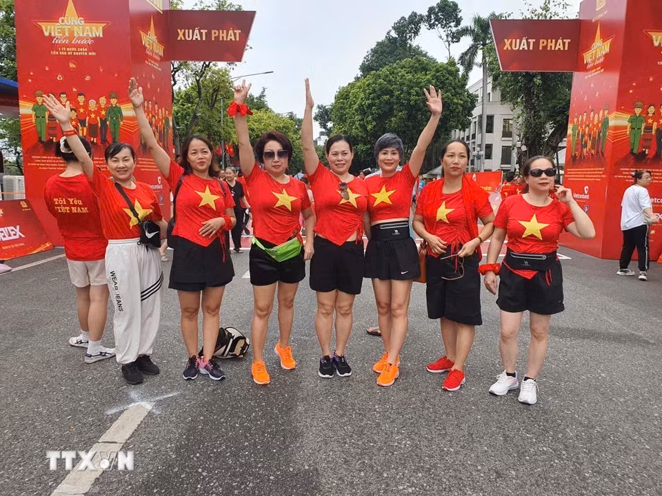Người dân tham gia chương trình đi bộ toàn quốc “Cùng Việt Nam tiến bước”. (Ảnh: Nguyễn Trọng Lịch/TTXVN)