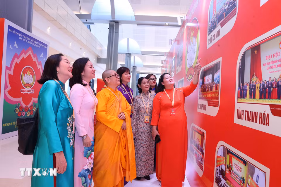 Các đại biểu tham quan trưng bày các hình ảnh hoạt động Mặt trận Tổ quốc Việt Nam. (Ảnh: Văn Điệp/TTXVN)