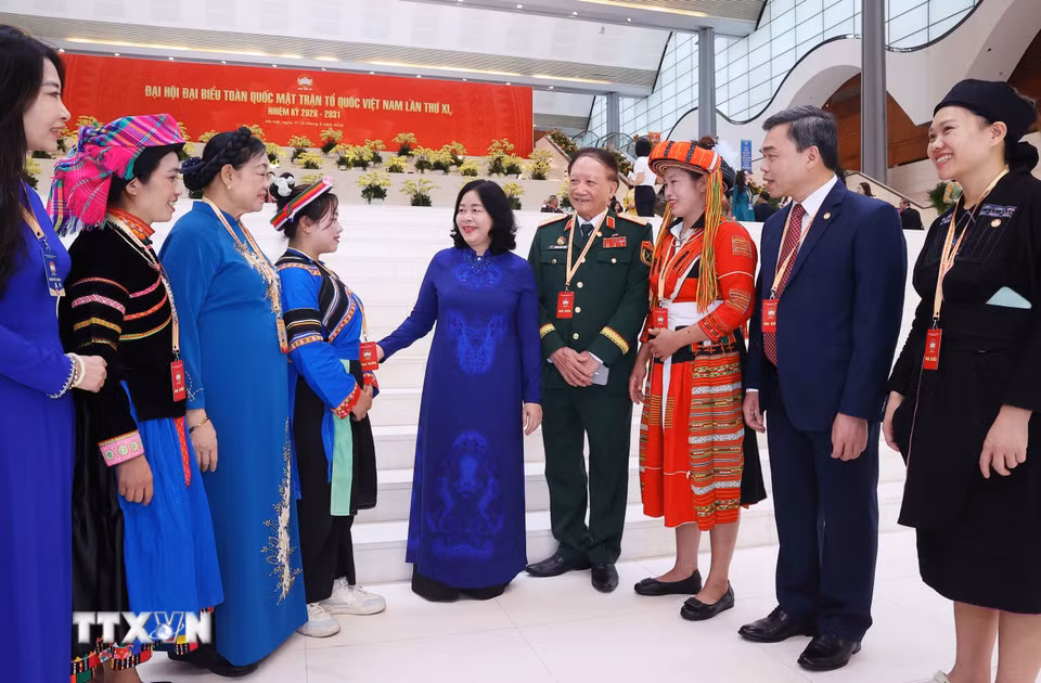 Đồng chí Bùi Thị Minh Hoài, Ủy viên Bộ Chính trị, Bí thư Trung ương Đảng, Bí thư Đảng ủy Mặt trận Tổ quốc, các đoàn thể Trung ương, Chủ tịch Ủy ban Trung ương Mặt trận Tổ quốc Việt Nam với các đại biểu. (Ảnh: Văn Điệp/TTXVN)